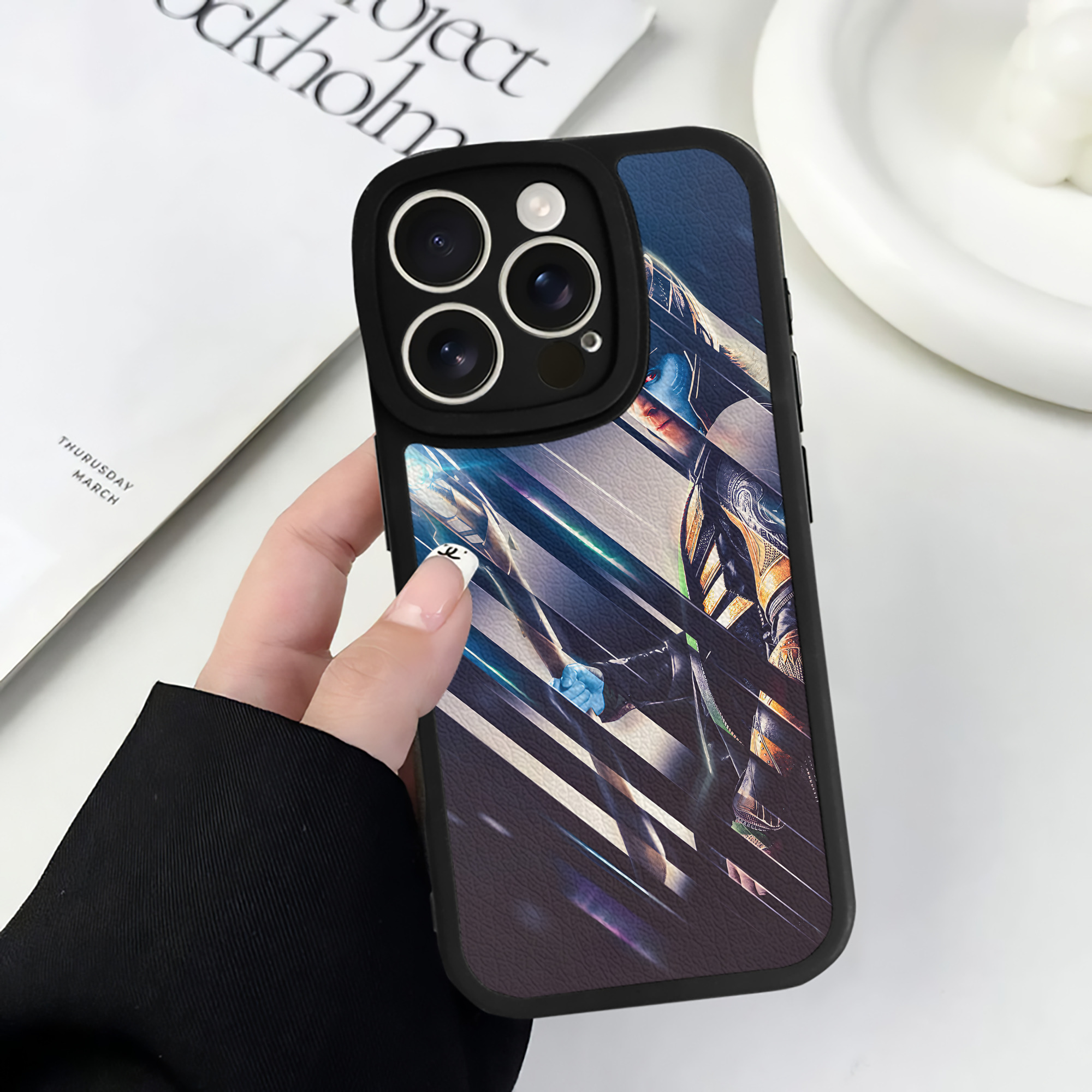 （画像用） アベンジャーズ The Avengers 【iPhone 16シリーズ対応】シリコンスマホケース（レザー調） 材質：シリコン